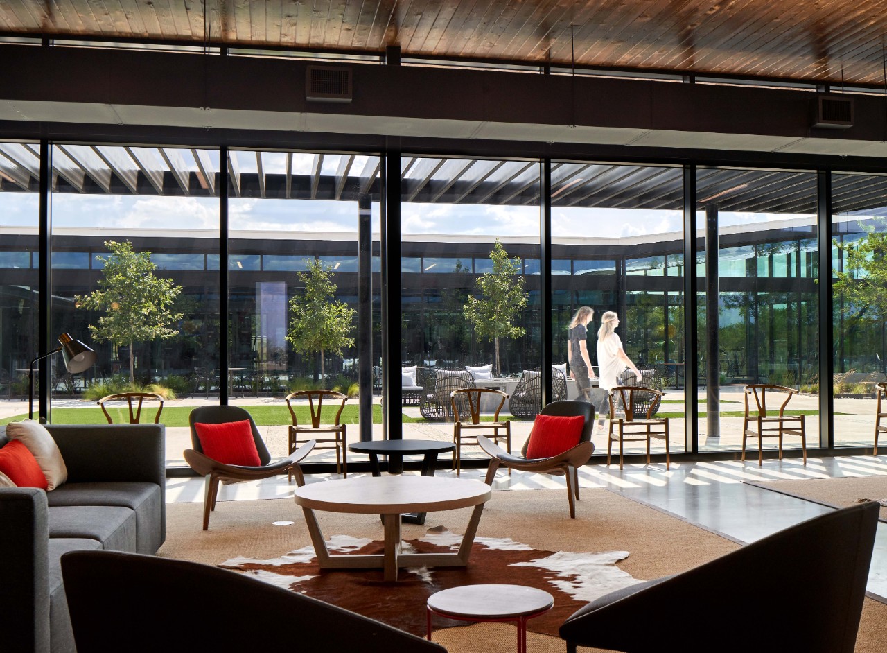 Pěkný domácí interiér s velkými okny