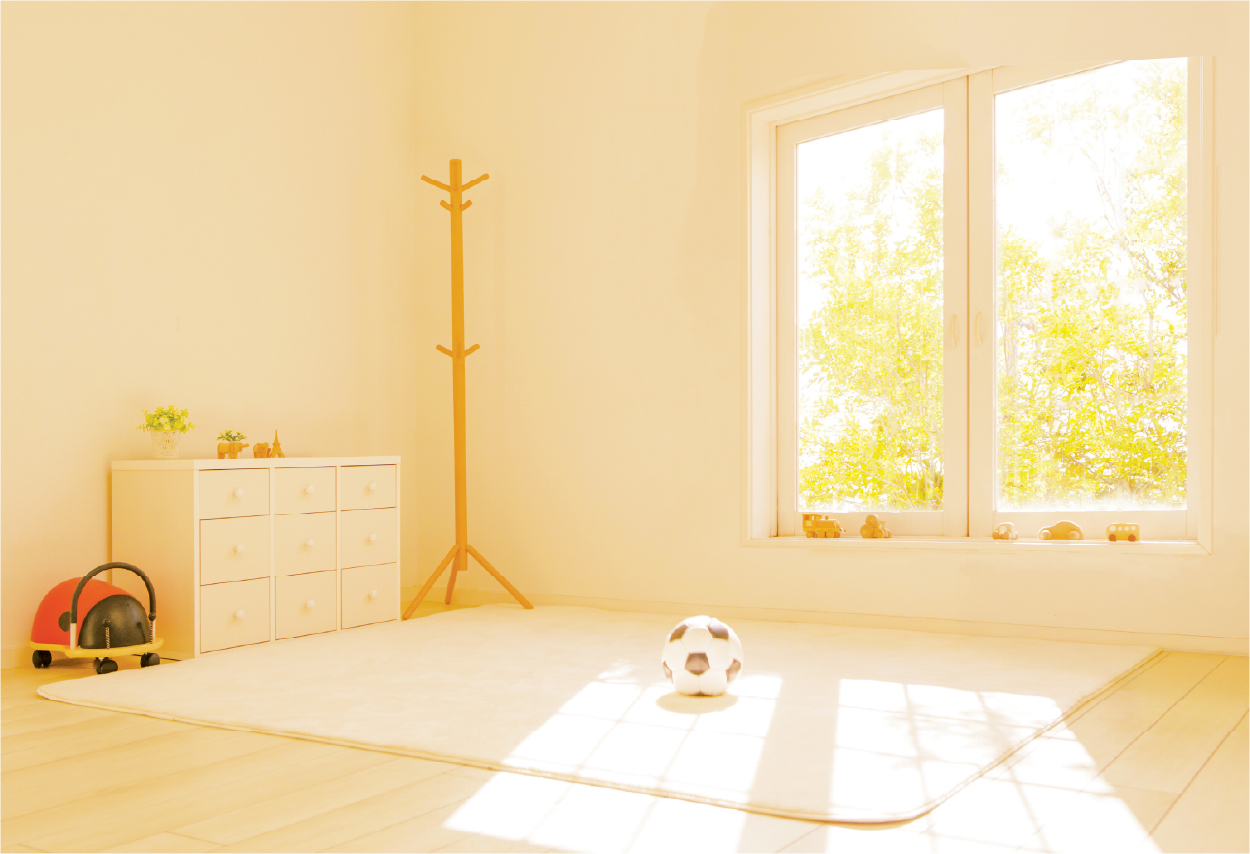 Kinderschlafzimmer mit Licht durch Fenster