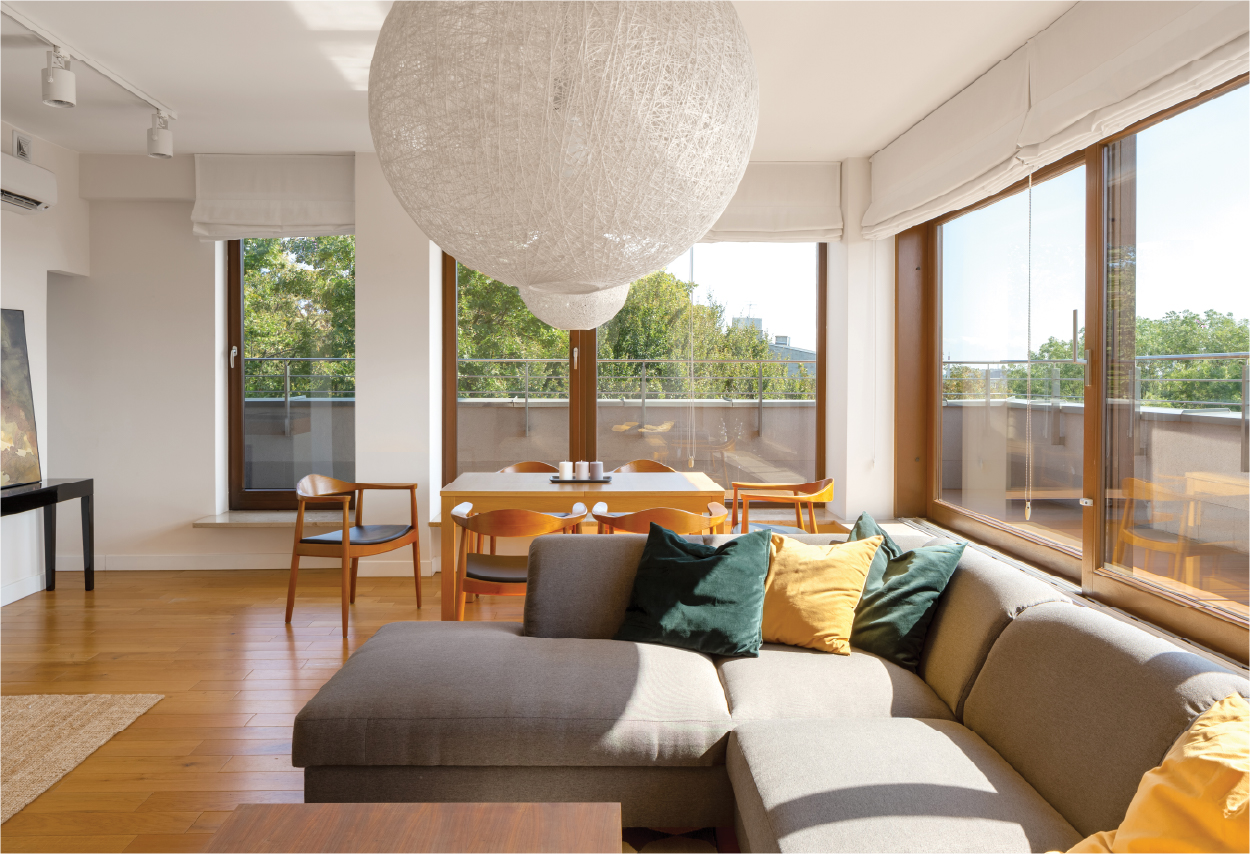 Un intérieur agréable avec de grandes fenêtres