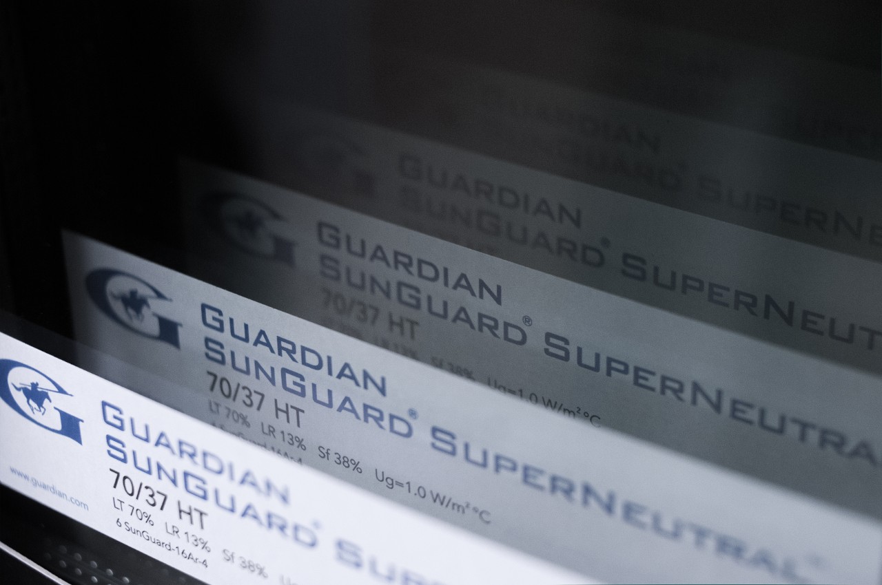 dziecięca sypialnia wypełniona światłem wpadającym przez okna